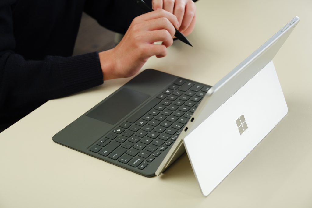 SUR26-EDU-PRO-12inch-Snapdragon-Platinum-Inking-Classroom-04